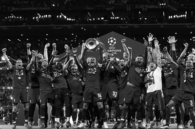 致敬，王刚庆祝足协杯冠军时背后写着：献给我们的主帅塞蒂恩