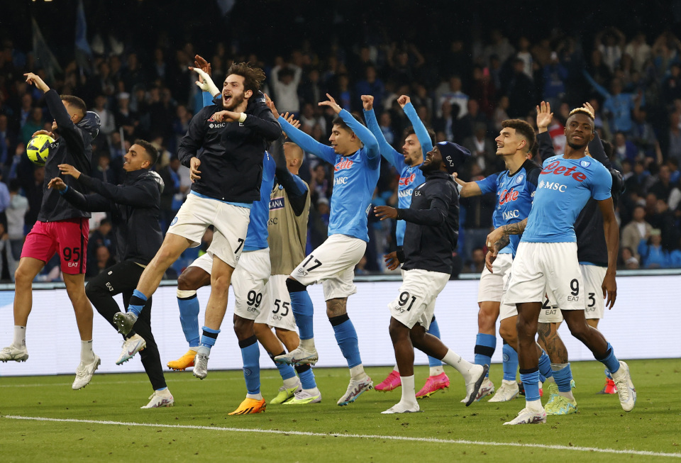 官方：因燃放烟花等行为，拜仁被罚款4.6万欧+关闭主场部分看台（官方通报：拜仁因燃放烟花等违规被罚4.6万欧，主场部分看台将关闭）