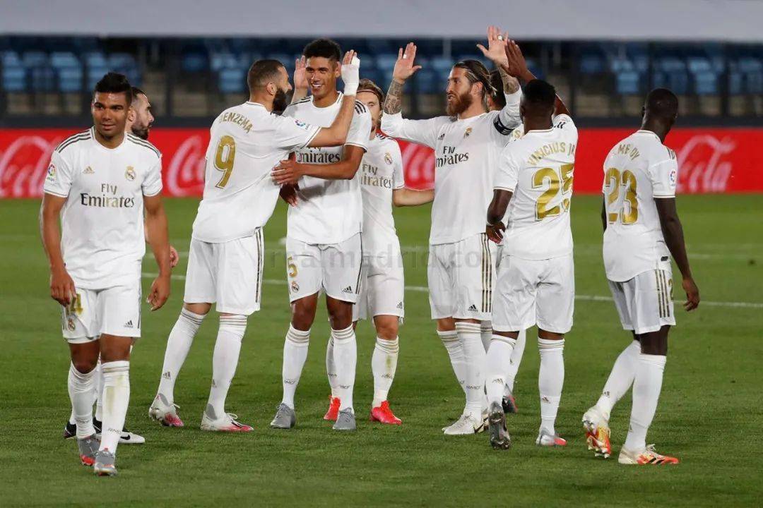 戴格诺特助力卡尔森扭转局势，2分钟轰下11分（戴格诺特临场指挥奏效，卡尔森两分钟连拿11分扭转战局）