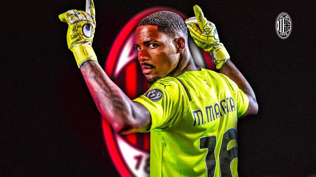 西甲半场：拉菲尼亚点射建功+中框，巴萨暂1-0十人黄潜（西甲半场战报：拉菲尼亚点球破门并中柱，巴萨暂以1-0领先十人比利亚雷亚尔）