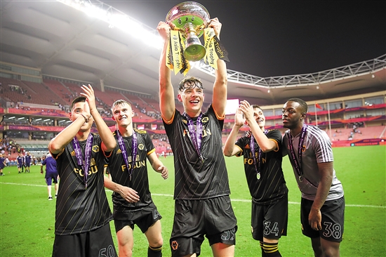 篮球火箭球队进攻端出现默契配合