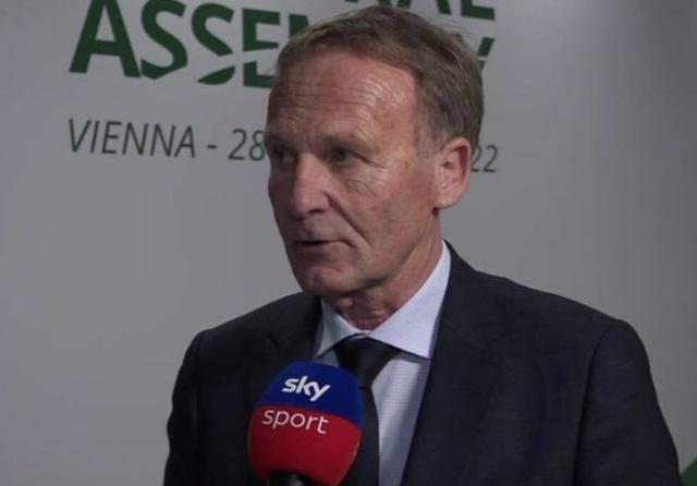 卡尼萨雷斯：维尼修斯的表现配不上加薪，皇马球员大多都这样（卡尼萨雷斯：维尼修斯的表现不足以涨薪，这在皇马球员中很普遍）