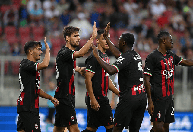 荷甲半场：范德霍恩争议破门，乌德勒支暂1-0埃因霍温（荷甲半场战报：范德霍恩争议进球，乌德勒支暂时1-0领先埃因霍温）