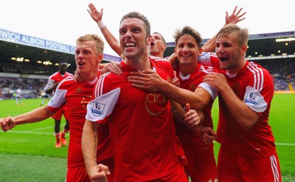 球员任意球助攻被评为赛季最佳配合