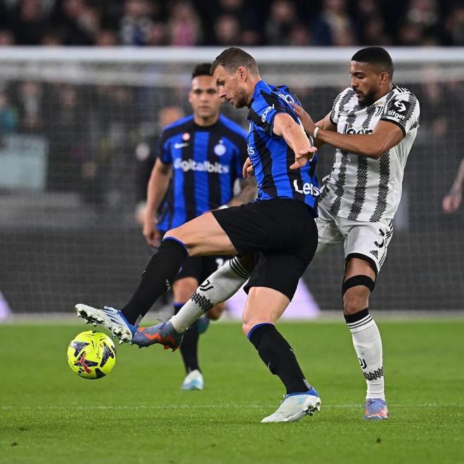 话题｜萨拉赫无缘欧冠名单 离开利物浦倒计时？（热议｜萨拉赫落选欧冠名单 距离告别利物浦还有多远？）